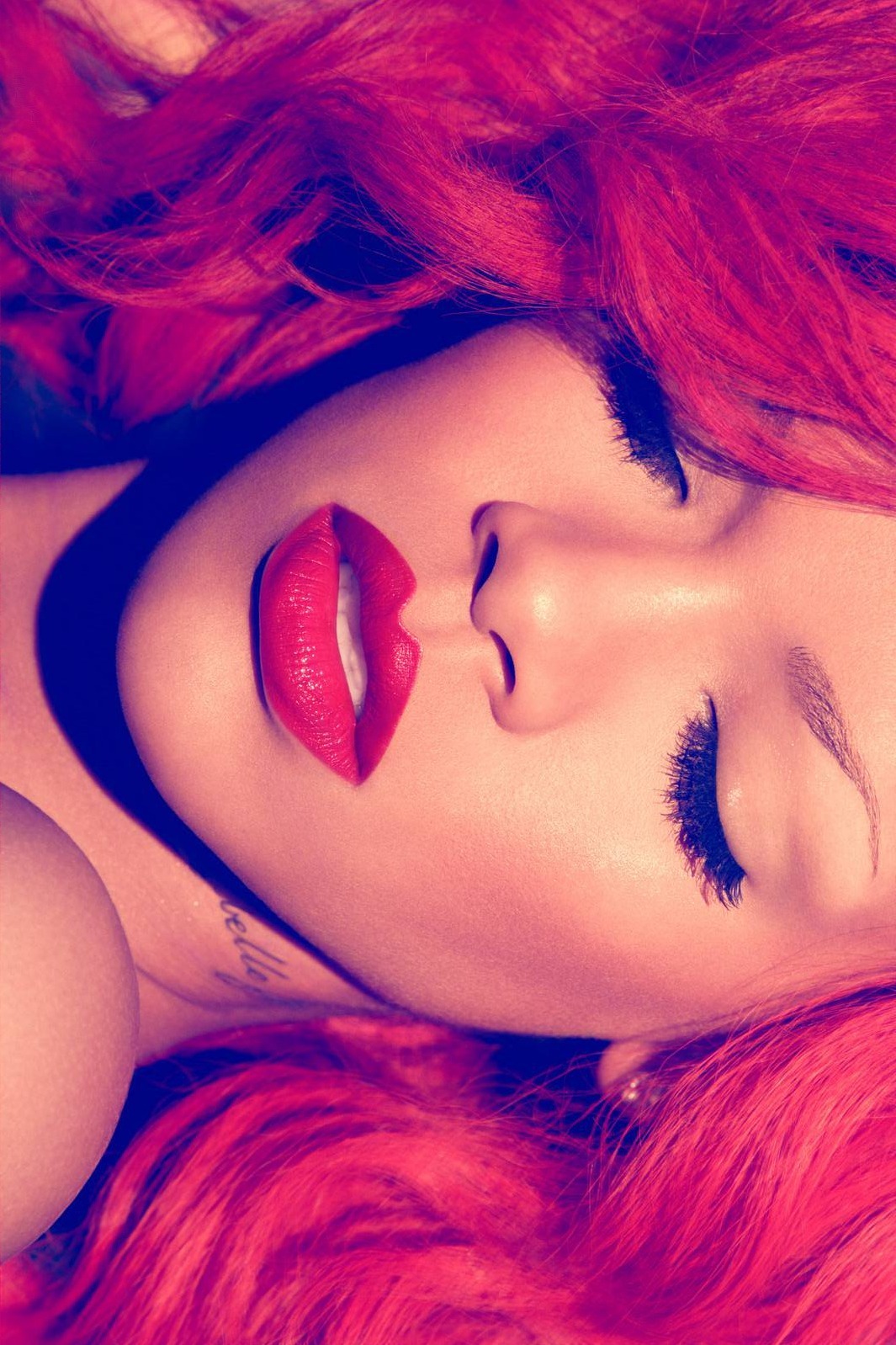 gay4rihanna:  full Loud cover 
