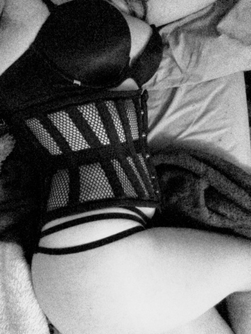 orchardcorset:  damneddoll666:Finally got my new corset 😍🙌 Ooh la la!