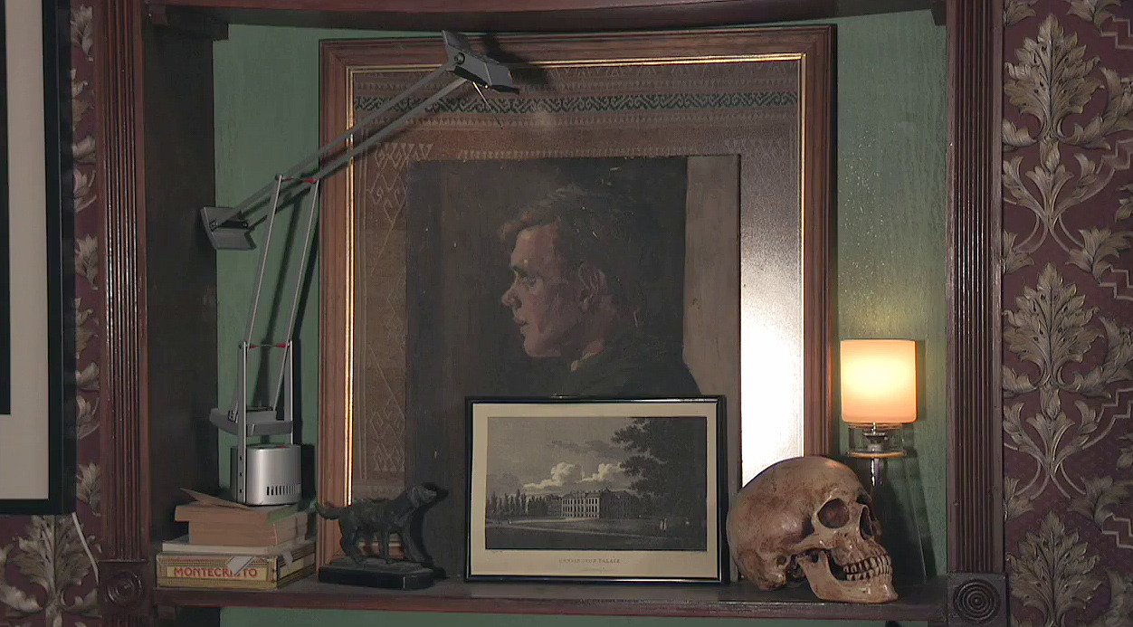 mycroftisthequeenofengland:  Sherlock set details 