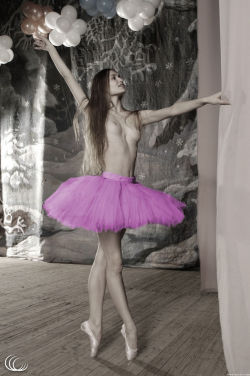 curvaciouscreaturescalledwomen:  #103 cccw: Delicious Dancer ————————————————-♥ this post? There’s more! 