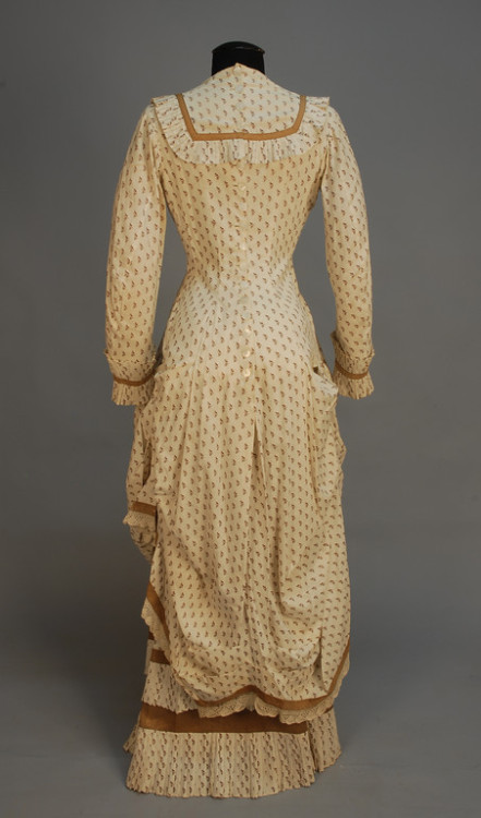 PRINTED COTTON POLONAISE DRESS, 1880’s. Cream with repeat of brown grape clusters, unboned pan