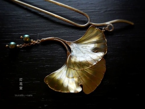 tanuki-kimono:Delicate ginkgo and nadina hairpin + ear cuff by Toukadou Sumi