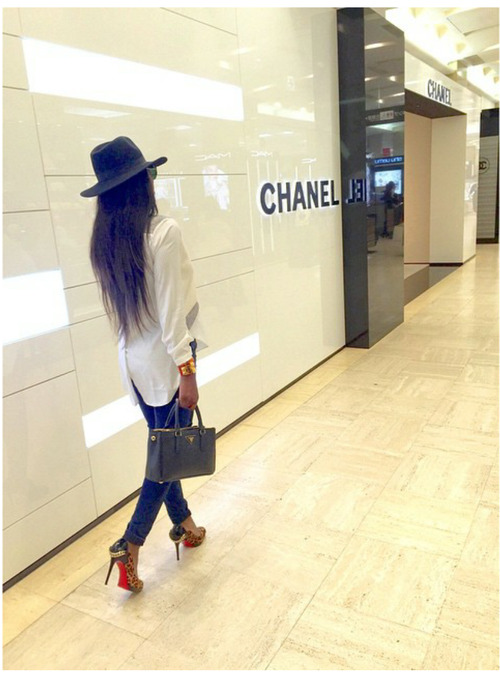 nomediocre:  champagne-diamondsz:  🍷💎  My blog is 🔥