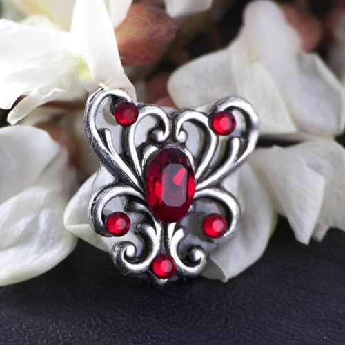 I just love the color of this! Ornate bindi with red swarovski crystals to accentuate your look  Fin