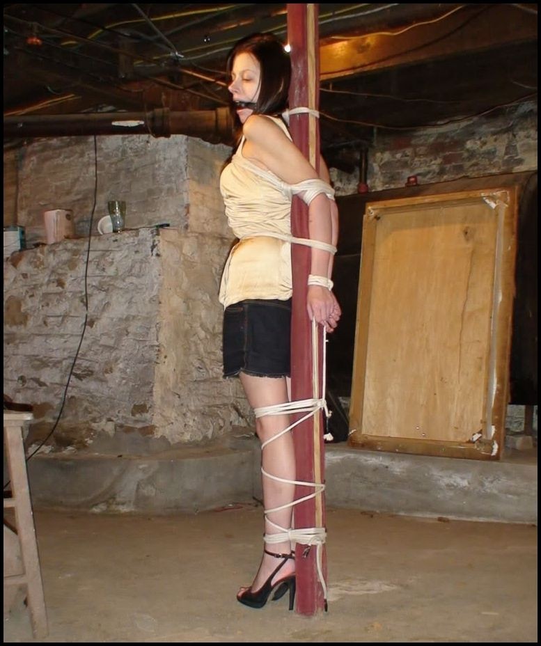 putmeinherplace:  Now, that’s a tight pole tie. I don’t think I’m flexible
