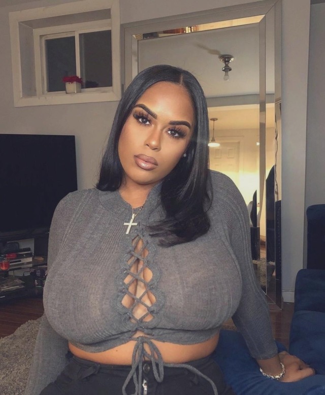 goldieloc:Damn she all kinds of sexy  Love
