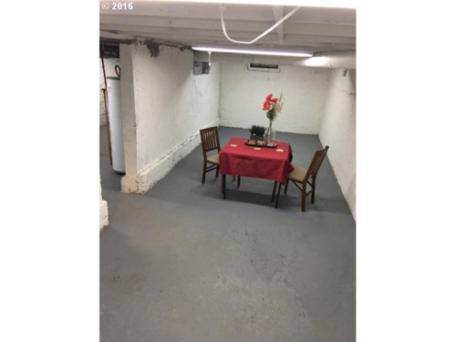 terriblerealestateagentphotos: “I’ll pass the salt if you accept the ransom and let me o