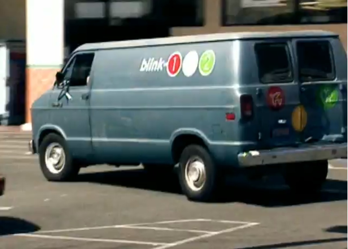fellinlovewithagirlattherockshow:  how cool would it be to have this van??? :D
