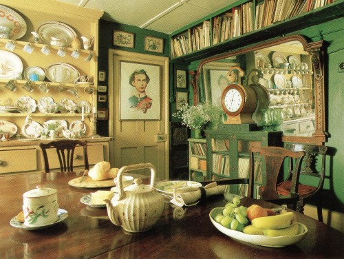 vintagehomecollection:The garden is an enduring theme of country china. Pieces from antique shops an