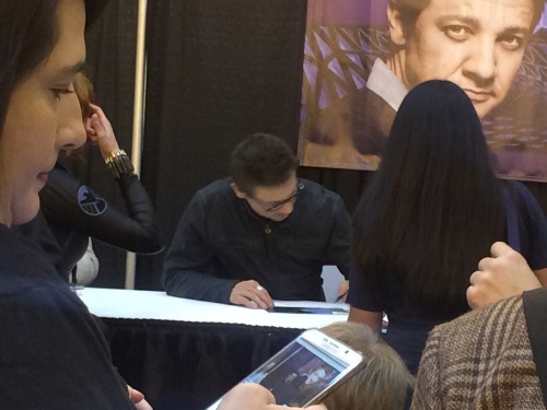 Here’s a few pictures from Jeremy’s autograph session on Saturday. He was standing by th