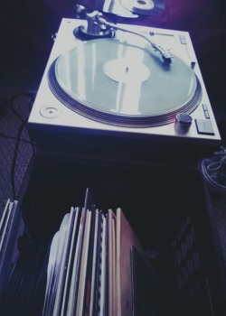 honest-xpression:   Spinning some wax. 