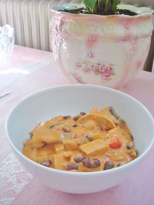 misamys:  Vegan sausage stroganoff! ^-^ It looks much yummier in person, the colors turned out really weird in photos. D:  It looks very yummy I hope you enjoyed it :)