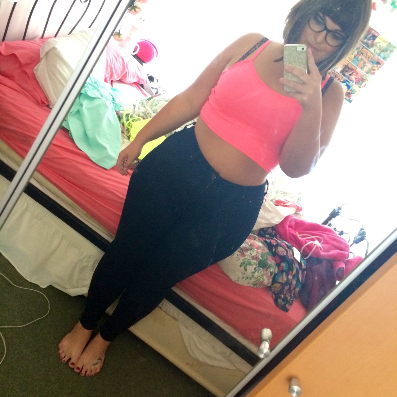 hipsthighsandblueeyes:  I wish I was brave enough to wear a jeans and crop top combo