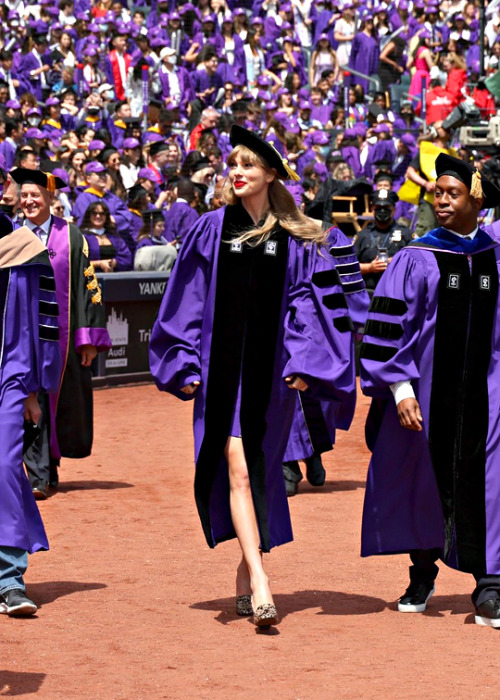 emmaduerrewatson: TAYLOR SWIFTArrives to deliver the New York University 2022 Commencement Address a