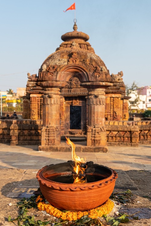 Mukteshwar Temple and lamp offering, Bhubaneswar,  Odisha, photo by Kevin Standage, More at&nbs