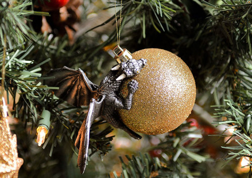 wordsnquotes:  Exquisite Christmas Ornaments Give the Appearance of Dragons Protecting Their Magical Eggs Get them here! 