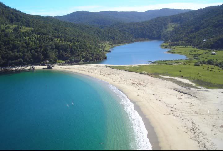 kusta-astronaut:  Top 10: Las mejores playas de ChileAnakena, Isla de PascuaLa Virgen,