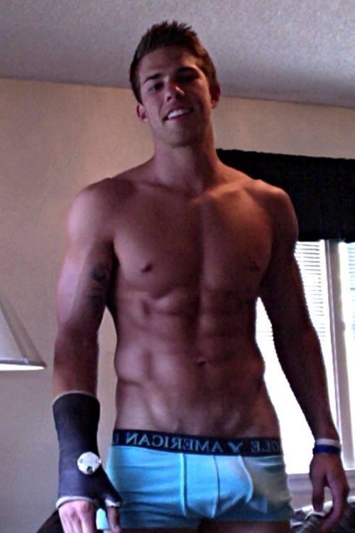 bodyofadonis:  srslysexy:  srslysexy  Seriously…  Nice bulge. Don’t hurt your other hand, too. Let me help you out…