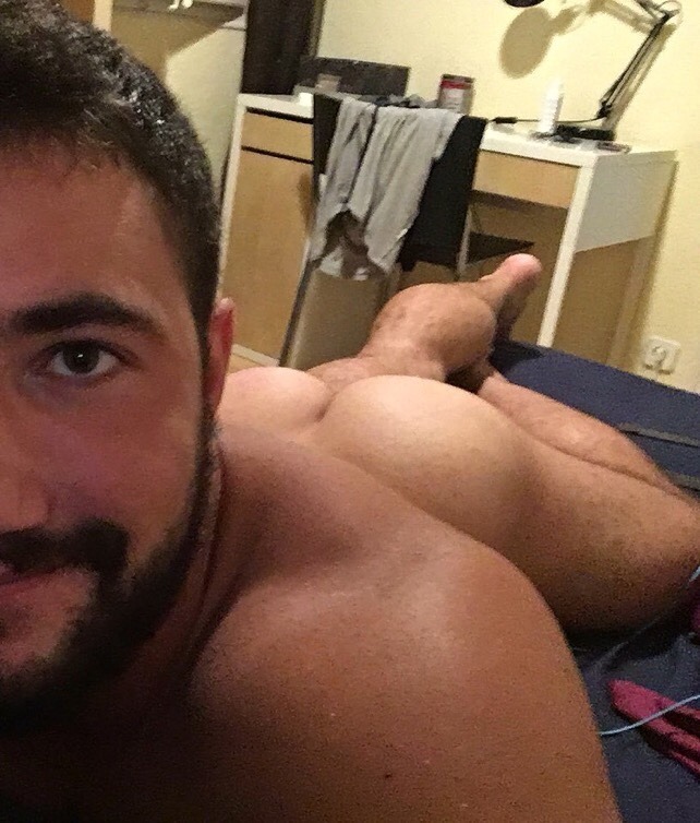 thebeefzone:  Yummi one, another perfect muscle bottom!