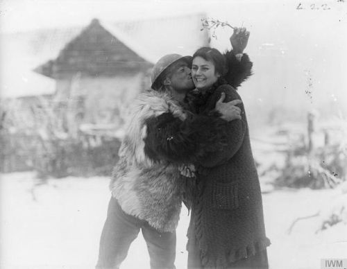 XXX meninroad: © IWM (Q 8354) A soldier of photo