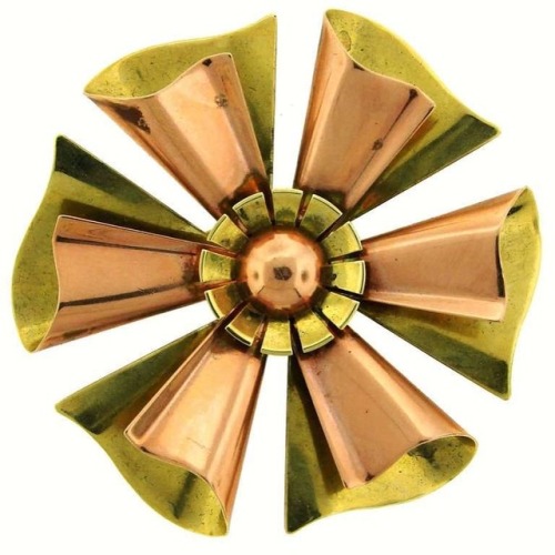 Total jewelry crush on this two toned gold 1940s retro Tiffany &amp; Co. brooch. Available from 