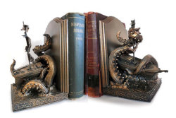 bbwunlimited:  apolonisaphrodisia:  Kraken Bookends, Limited Edition by Dellamorteco   Wow, very cool