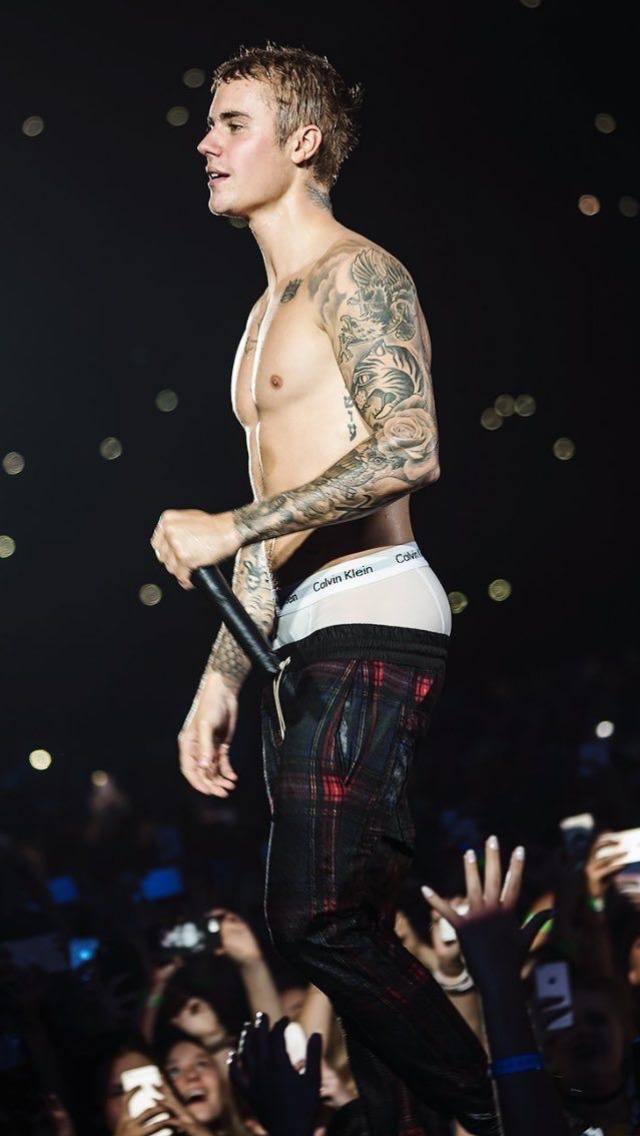 silvawillianc:  Justin bieber; It gets me wet !!!!🔥😋💦🌊