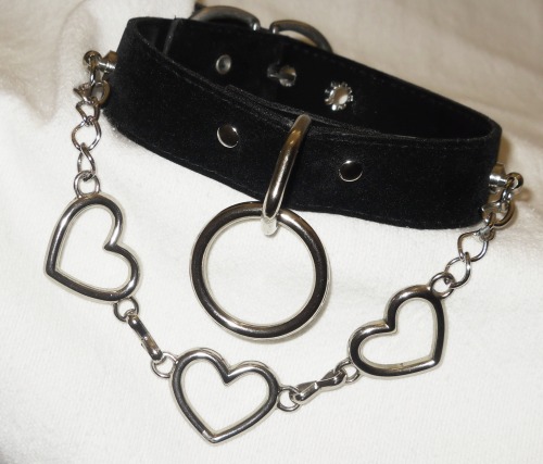 thespikedcat:Velvet Heart-chained Collar (Vegan)by NecroLeather