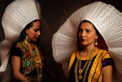 global-musings: Zapotec Indigenous women from Tehuantepec wearing their traditional headdress. The Tehuana-style of clothes was popularized by Mexican icon Frida Kahlo. Location:   Tehuantepec, Oaxaca, Mexico Photographer: Diego Huerta 