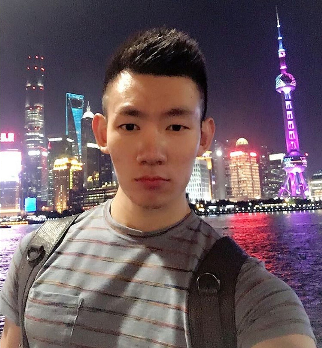 zenxyf:  ［“ Love frees us of all the weight and pain in life.”］    他的微博号：@-MArK_晓暉