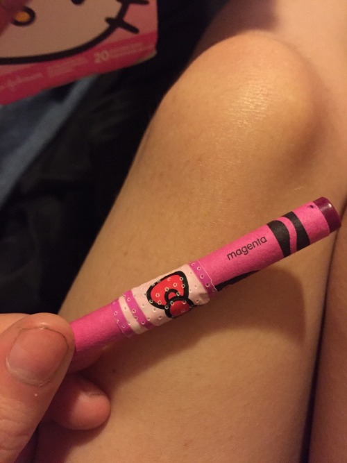 my-inner-little:  My crayon broke and I was crying so daddy put a bandaid on it 😊