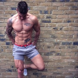 barbells-and-fortitude:  Instagram: @dickersonross