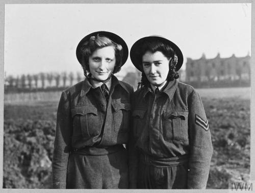 WAAF balloon operators at a London balloon site (January 1943). Original caption: During the raid by