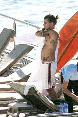 direct-news:  HQ’s - Harry unwinds with a relaxing day by the pool in Lake Como, Italy where he soaked up the sun with some friends. 30/06/14 