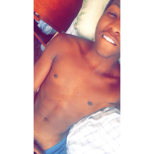 bichocolatefreak:  Body💪, Looks😏, Smile😁, Package 😈🍆  IG: Choreokxng / Snapchat: biboyleo