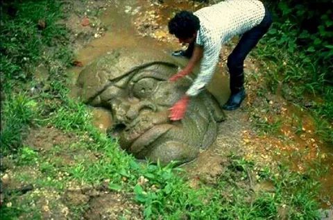 afriblaq:  3,000 - 4,000 year old Olmec Stone Heads found in Mexico. “They tried