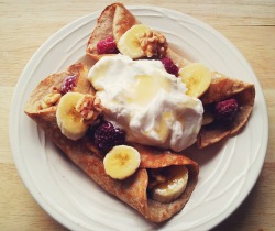 goalstopursue:  Pancakes with banana, raspberries,