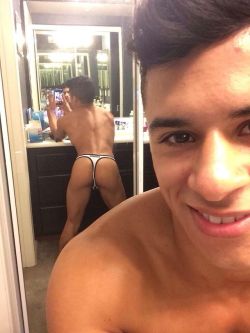 macapuno236:  Hottie shows off his gorgeous ass!
