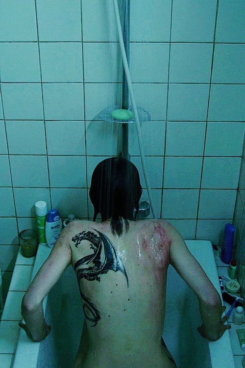  In this scene,the actress Rooney Mara’s bruises and marks are genuine  She received