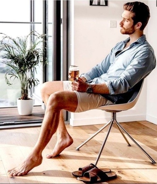 ladnkilt:  THE MALE MEMBRUM INFERIUS (Latin: Male Legs)…  GOING THE DISTANCE FOR THE MASCULINE SOUL!The  Male Form…  In Photography, Art, Architecture, Decor, Style, And  Culture Which Moves Beyond Mere Appearance To Reveal The… SOUL.By LadNKilt: