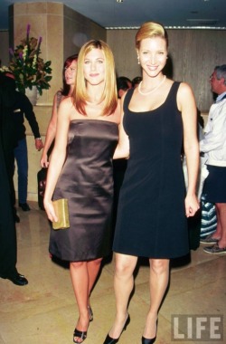 dailyactress:  Lisa Kudrow and Jennifer Aniston