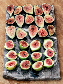 radiantplantlife:    Roasted Savory Figs🍃🔥🍃🔥 My simple recipe for roasting figs:1. Slice fresh figs vertically and align on a lightly coconut oiled baking sheet.2. Bake for 3-5 minutes at 350 F.3. Drizzle lightly with maple syrup and a sprinkle