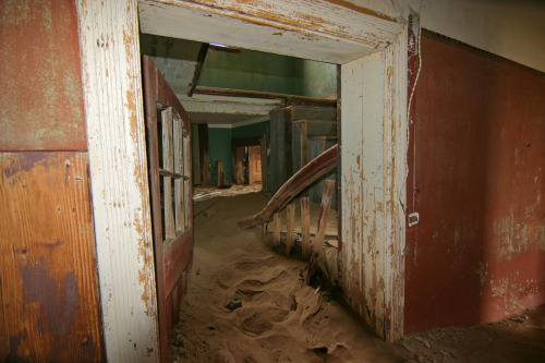 congenitaldisease:Kolmanskop is a ghost town located in the Namib desert of Southern Namibia. This t