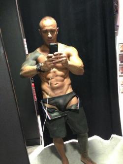 guys-with-bulges:  Let’s charge the phone in the changing room and take a bulgie!