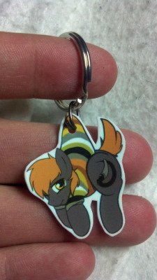 DID I EVER MENTION THIS ADORABLE KEYCHAIN THAT MEGGCHAN GAVE ME FEISTA EQUESTRIA BECAUSE HOLY SHIT ITS SO CUTE