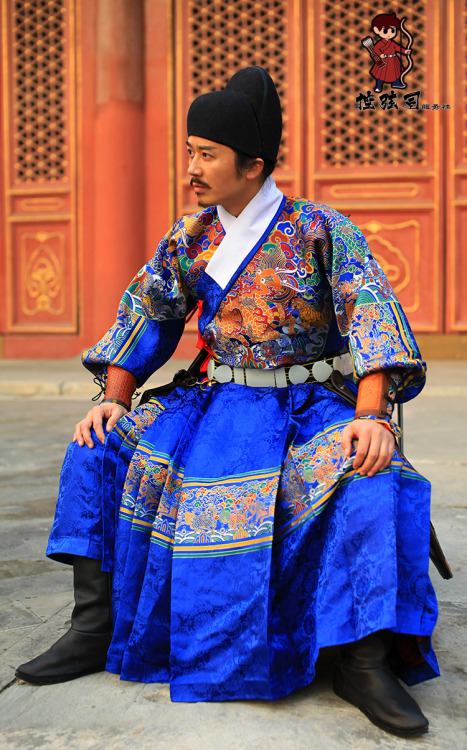 The Yèsā (曳撒) and Tiēlǐ (貼里) are Imperial Ming garments for males. While the Tieli 