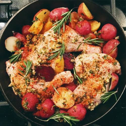 Monday night chicken and root vegetable roast to cure the #mondayblues. #mondaymood #homemade #roast