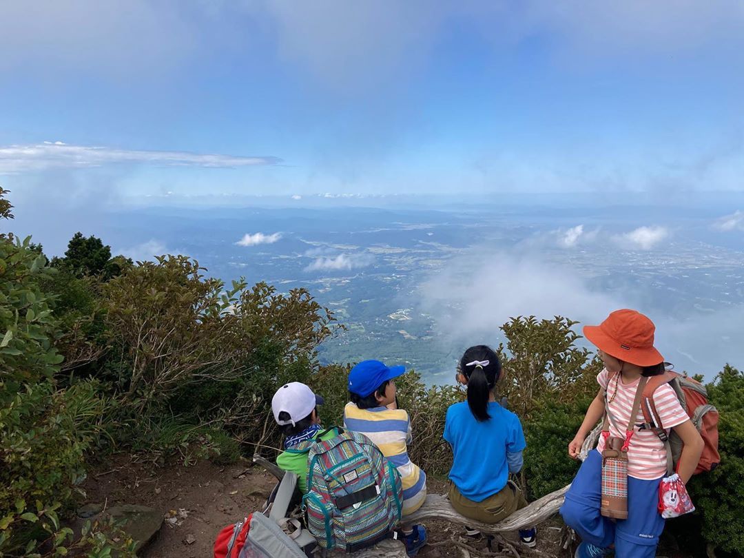 最高の登山日和に 小学生の 大山登山 が無事終わりました 山頂付近では念願だった 雲を食べる こと 自然がっこう 旅をする木 最高の登山日和に 小学生の 大山登山 が無事終わりました 山頂付近では念願だった 雲を食べる こと 自然がっこう 旅をする木
