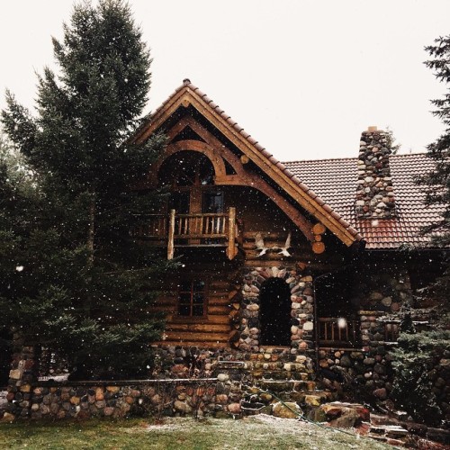 johnnaholmgren: A cozy Christmas in the country today. Fire burning, music on and the happiest Luell