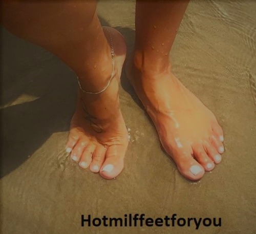 hotmilffeetforyou:Beach Feetonlyfans.com/hotmilffeetforyou